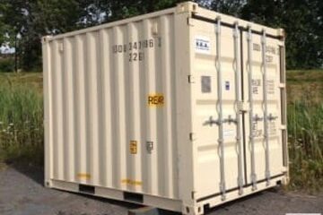 Bergeron Construction Inc Conteneurs offers sea containers at a competitive price, which includes small 10-foot containers.